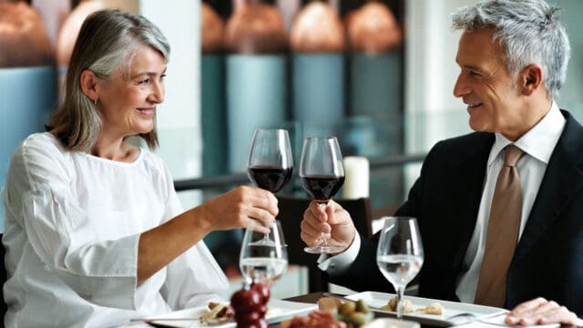 couple-cheers